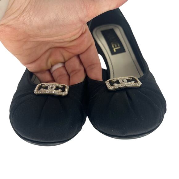 Chanel Resort 2023 CC Interlocking Crystal Logo Satin D'Orsay Pumps - Picture 11 of 16